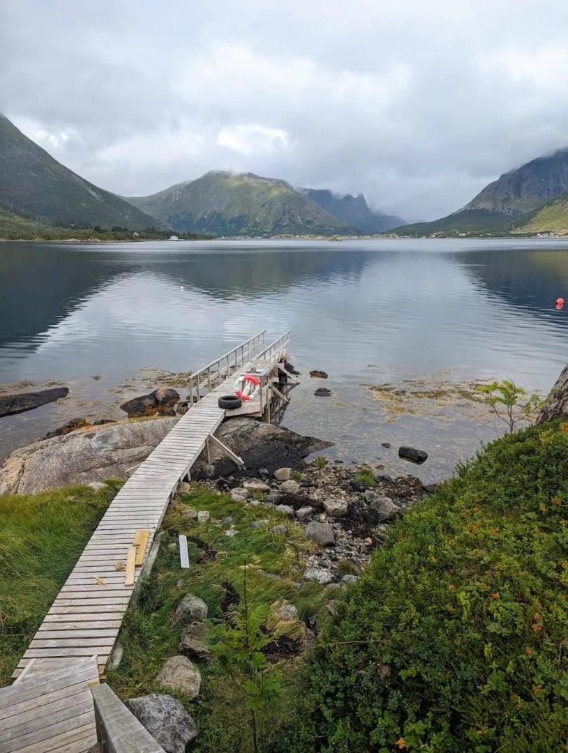 Nydelig Hytte Med Fantastisk Beliggenhet Ved Sjoen Villa Laupstad Exterior foto