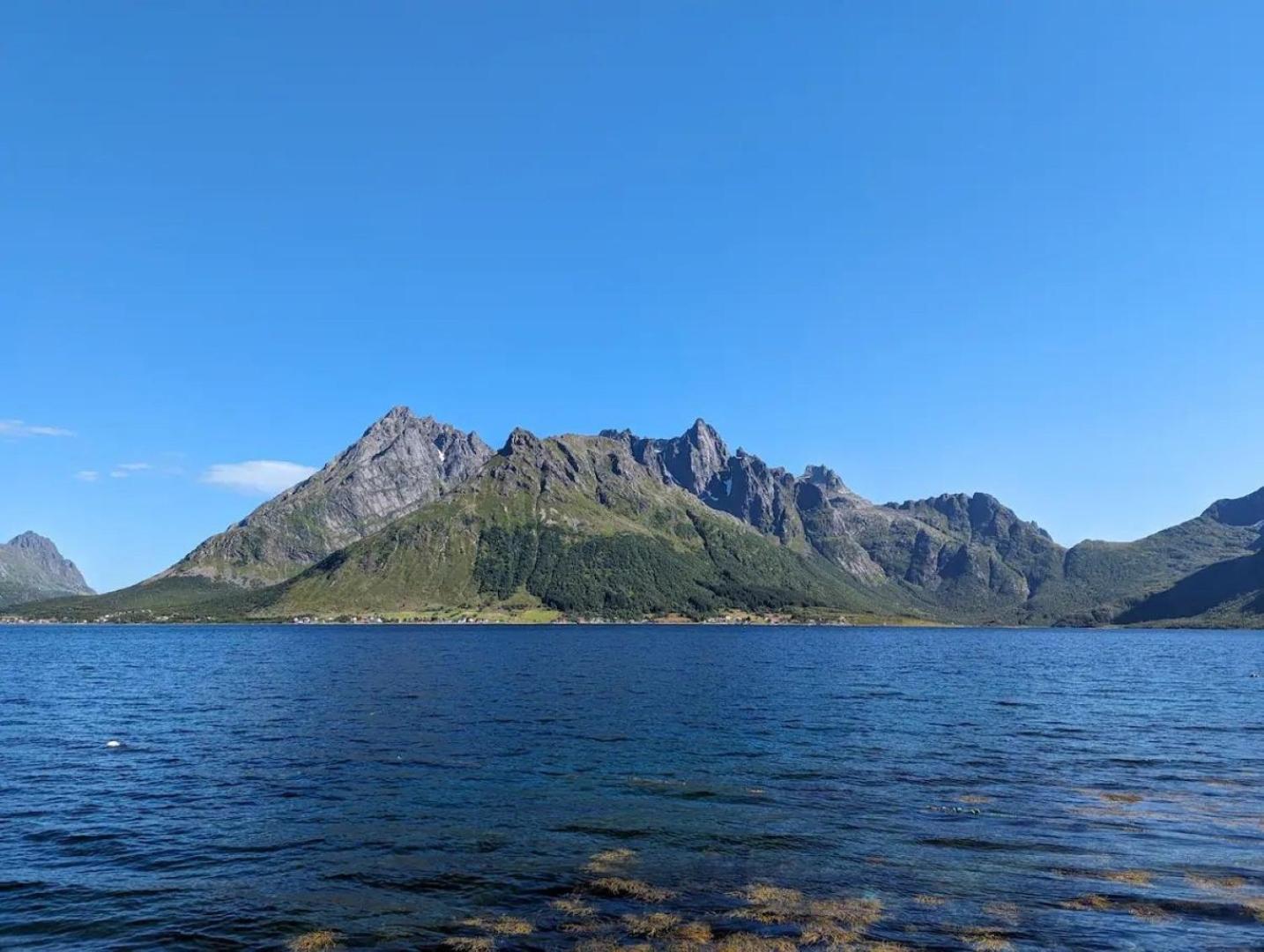 Nydelig Hytte Med Fantastisk Beliggenhet Ved Sjoen Villa Laupstad Exterior foto