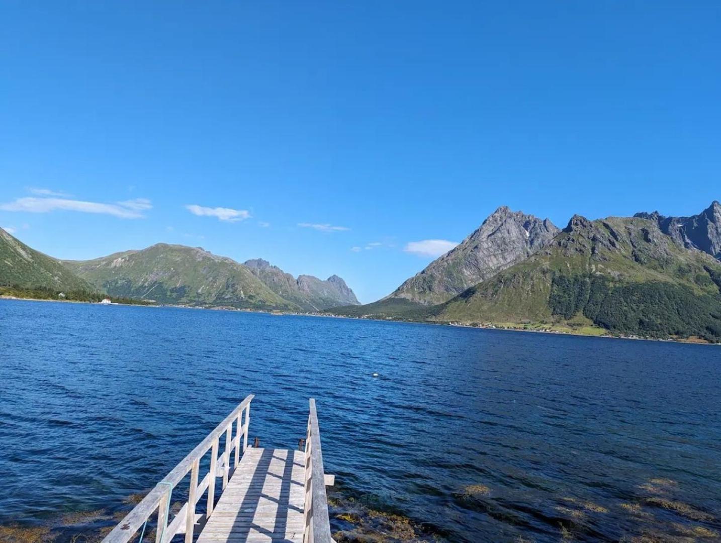 Nydelig Hytte Med Fantastisk Beliggenhet Ved Sjoen Villa Laupstad Exterior foto
