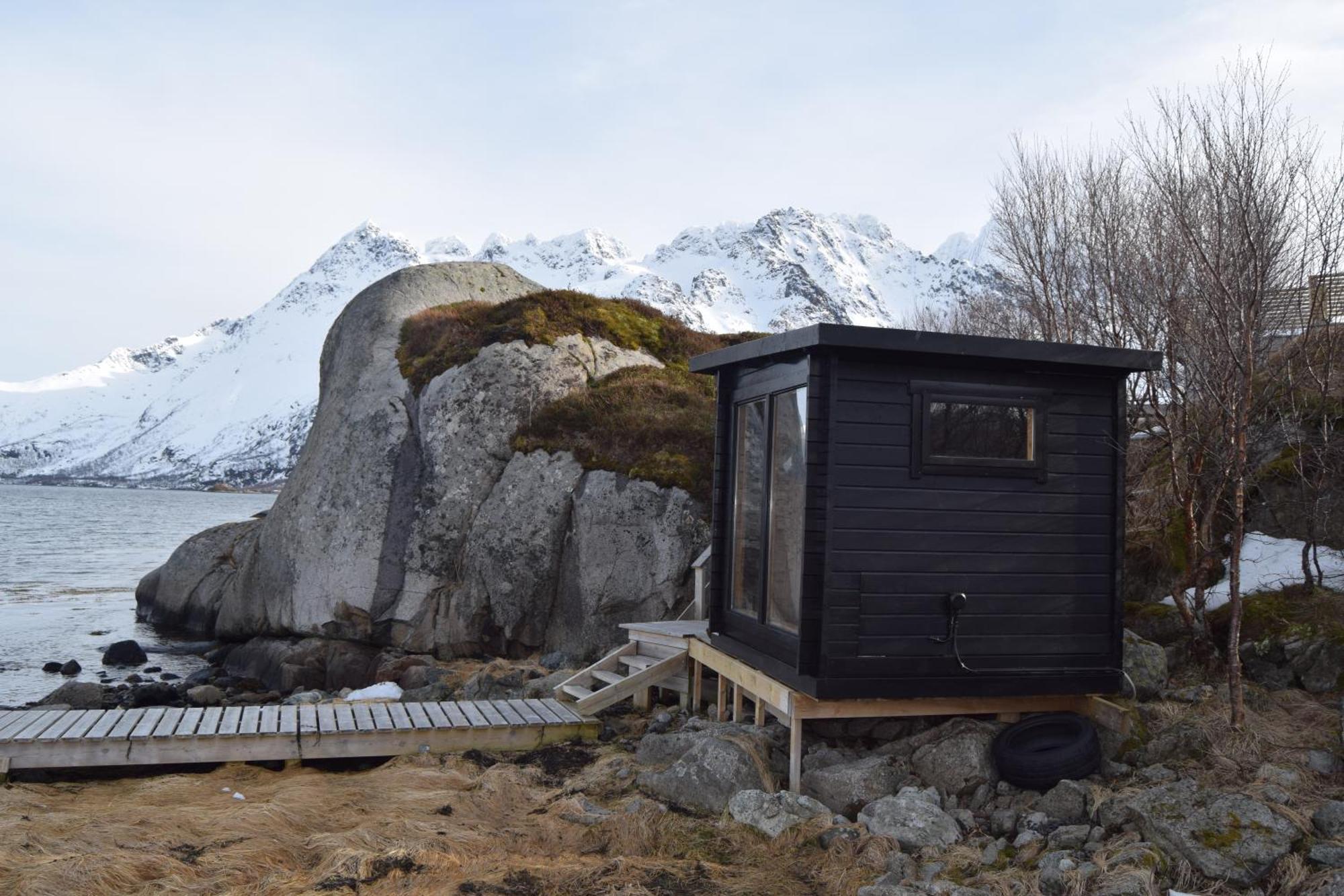 Nydelig Hytte Med Fantastisk Beliggenhet Ved Sjoen Villa Laupstad Exterior foto